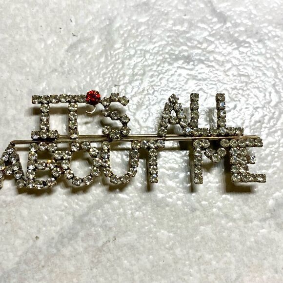 “IT’S All About Me” brooch - Picture 1 of 1